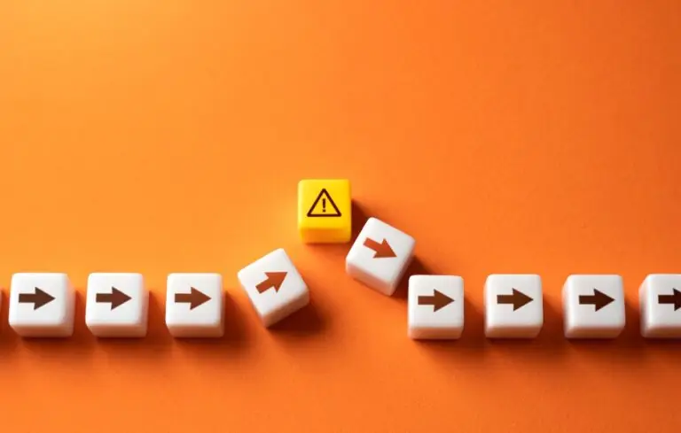 A block with an exclamation point interrupting a line of blocks with arrows